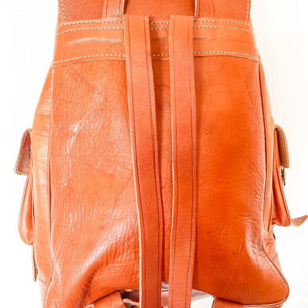mochila-marron-claro-con-alfombra-rojo-oscuro-3-bolsos-1