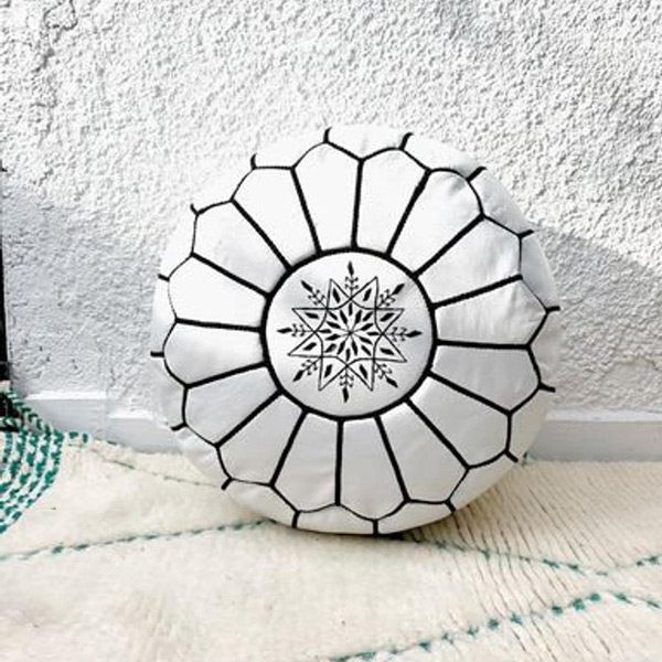 Puff de Cuero blanco - bordados negros