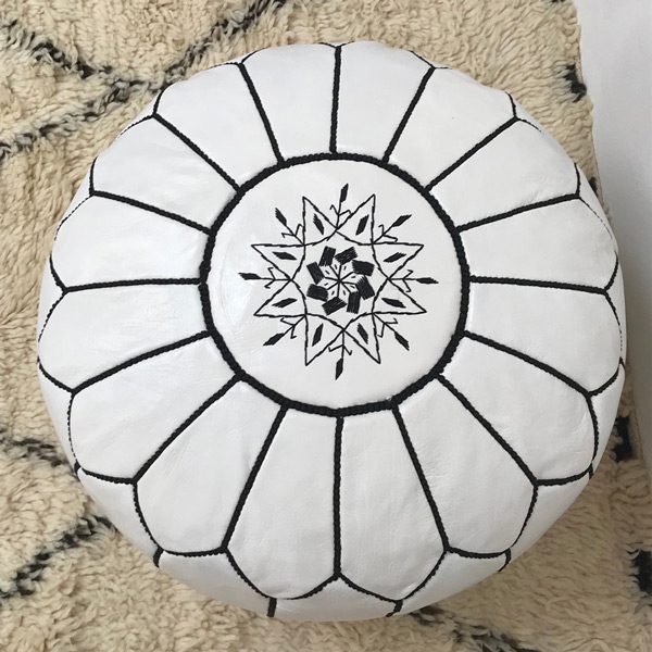 Puff de Cuero blanco - bordados negros