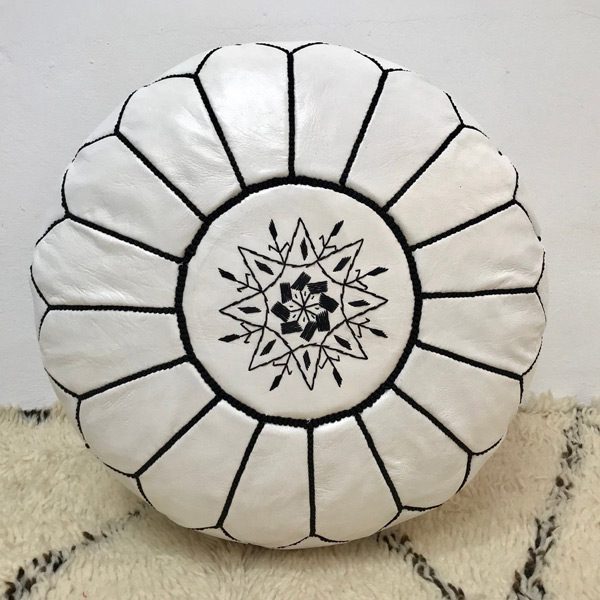 ▷ Puff de Cuero blanco con bordados negros