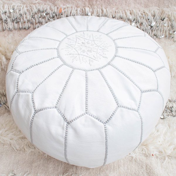 Puff de cuero blanco - bordados gris