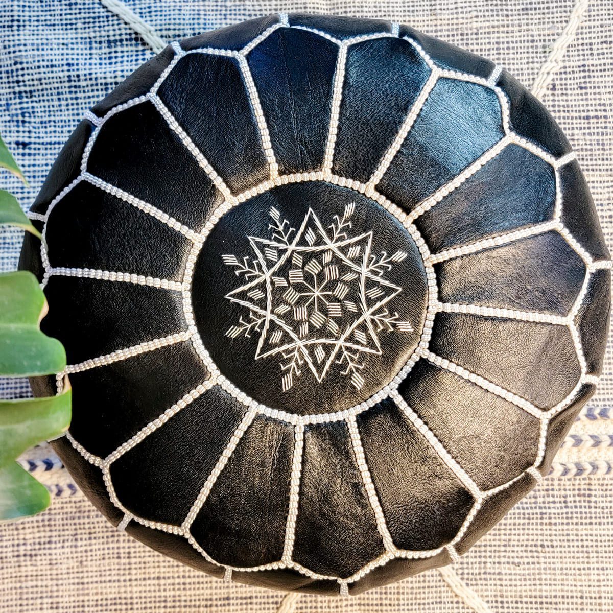 ▷ Puff de cuero Negro con bordados blancos