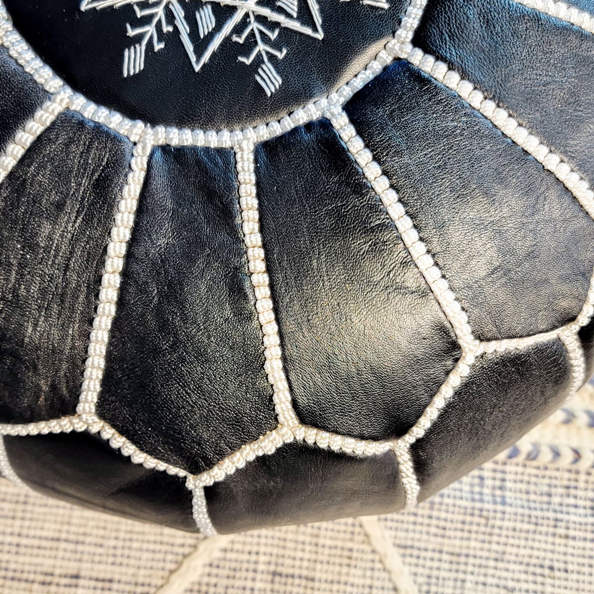 Puff de Cuero Negro con Brodados blancos