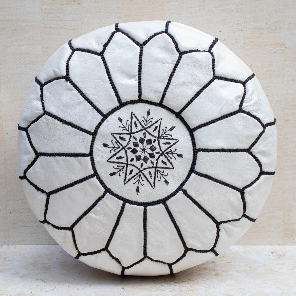 Puff de Cuero blanco - bordados negros