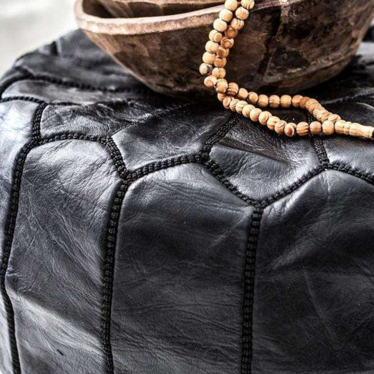 Puff de Cuero Negro con Brodados