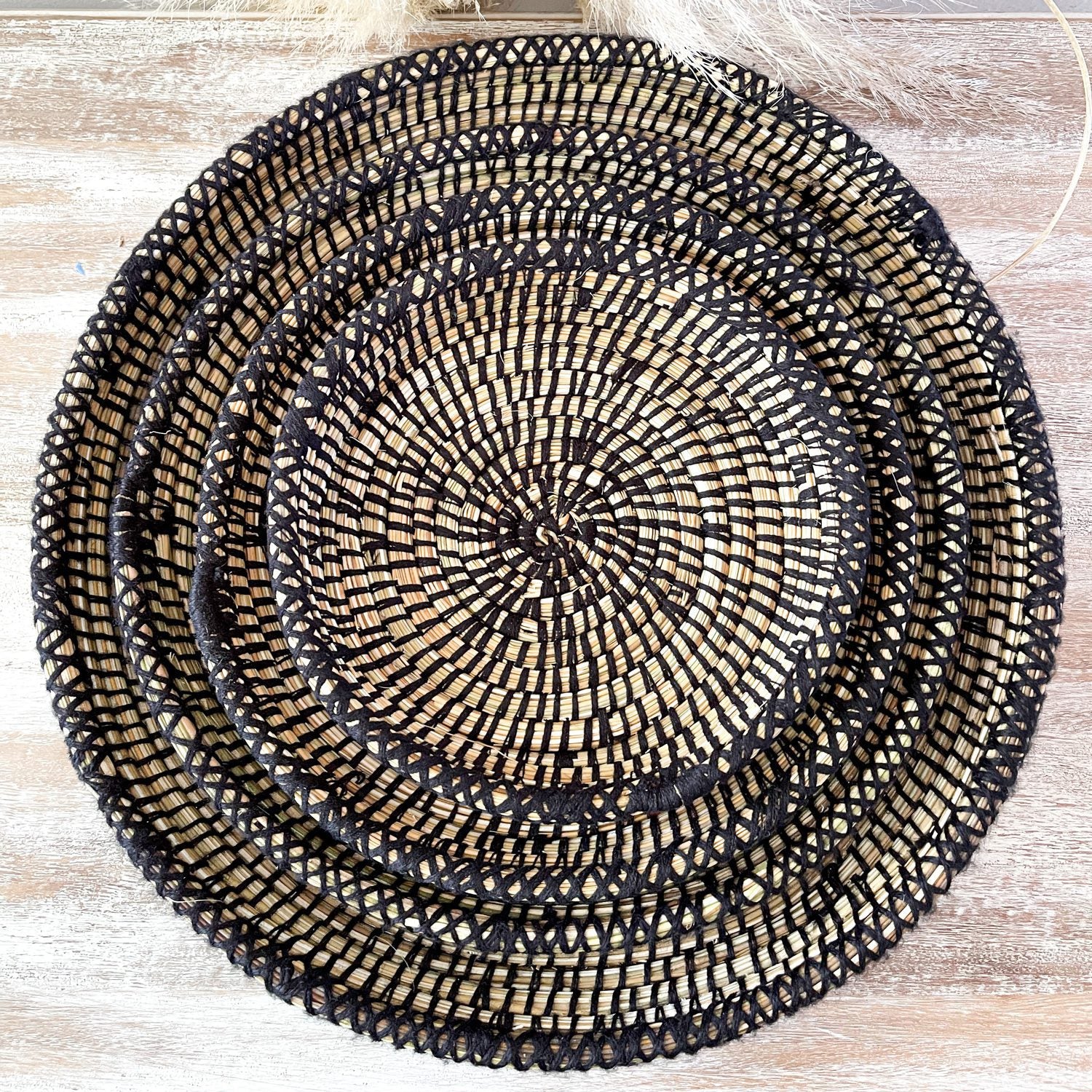 set-de-4-platos-de-fibra-natural-y-hilo-1