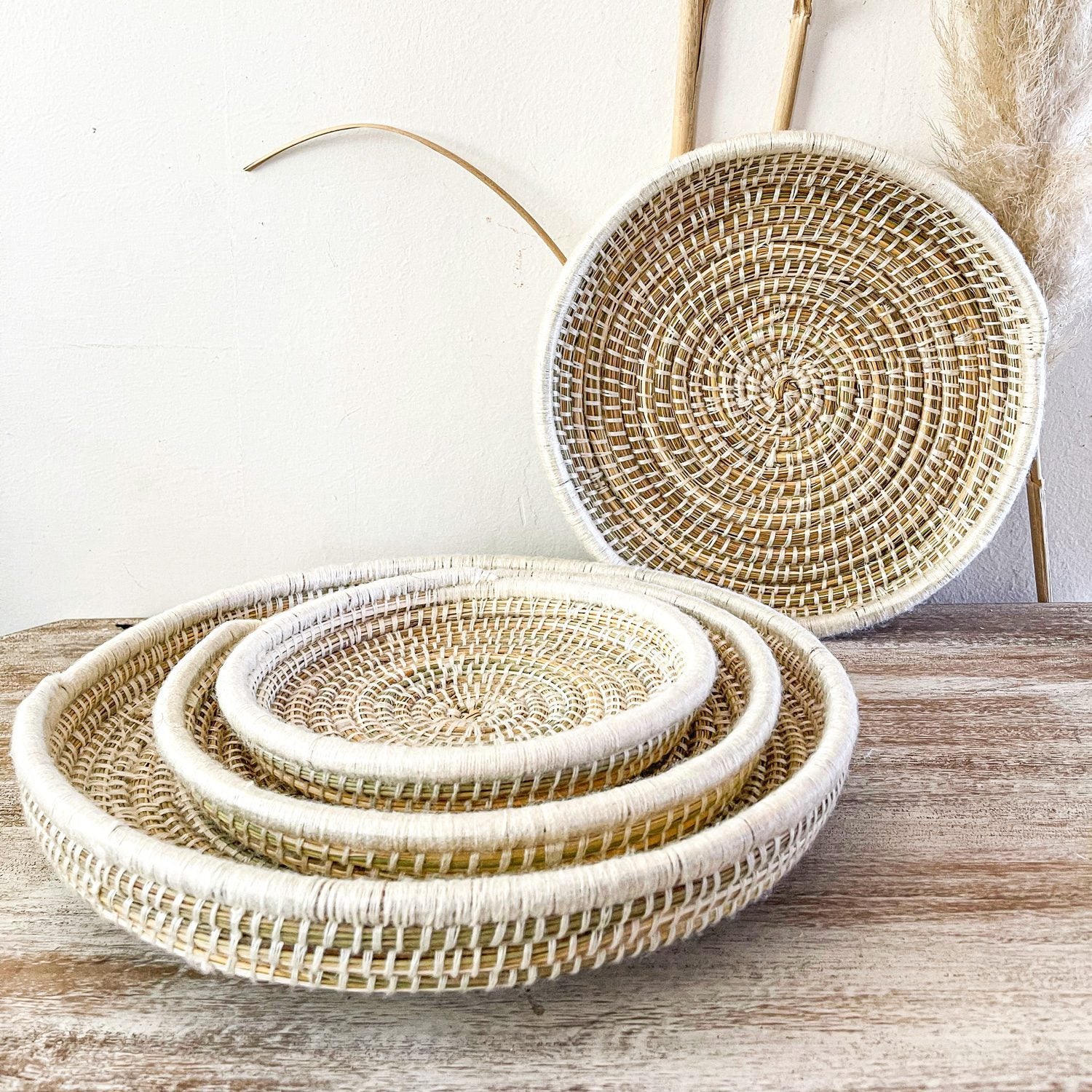 set-de-4-platos-de-fibra-natural-y-hilo-blanco-2