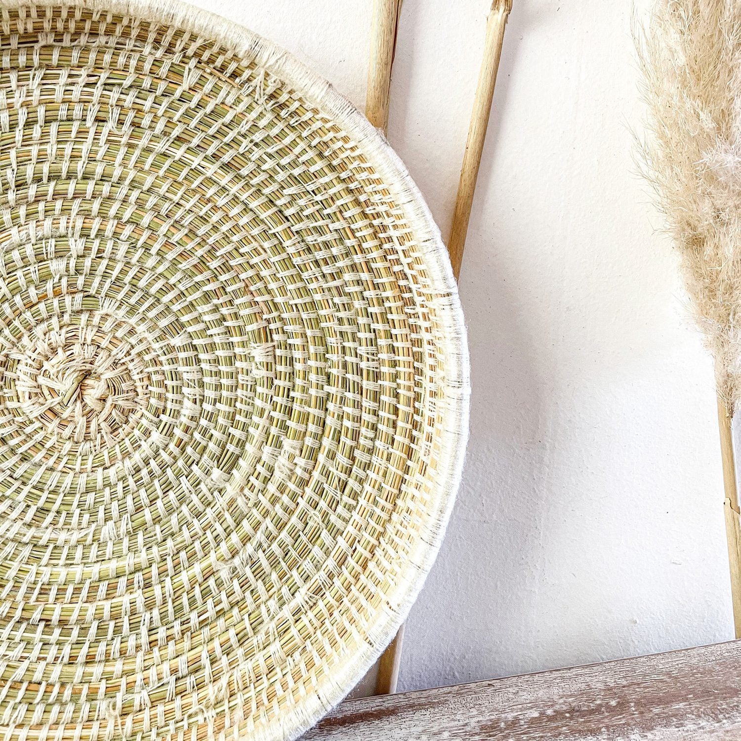 set-de-4-platos-de-fibra-natural-y-hilo-blanco-3