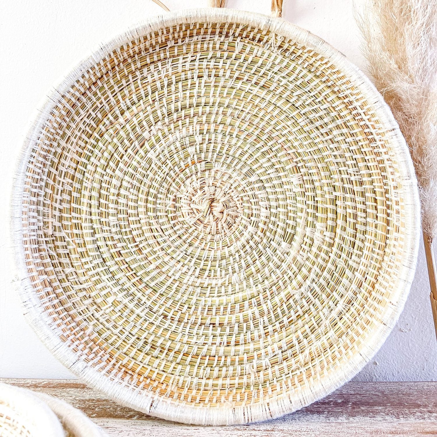 set-de-4-platos-de-fibra-natural-y-hilo-blanco-4