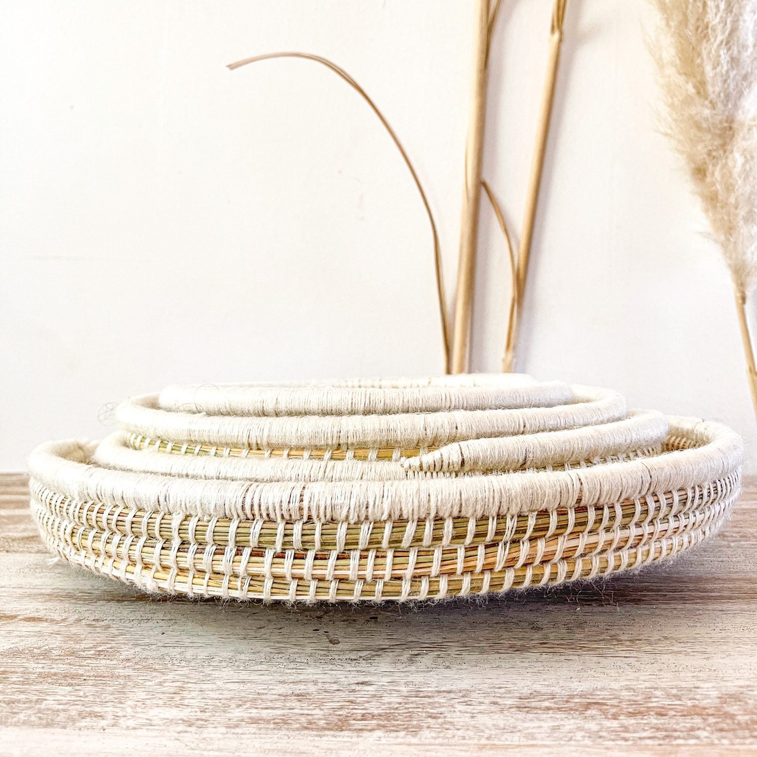 set-de-4-platos-de-fibra-natural-y-hilo-blanco-5
