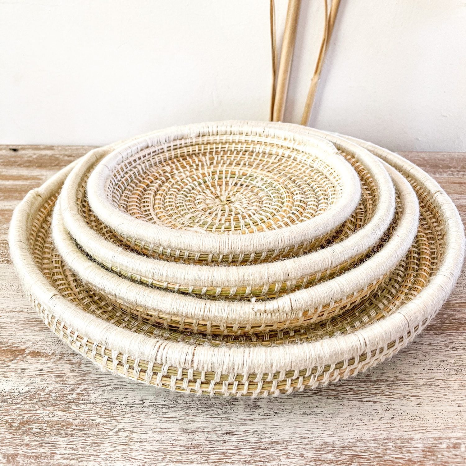 set-de-4-platos-de-fibra-natural-y-hilo-blanco-6