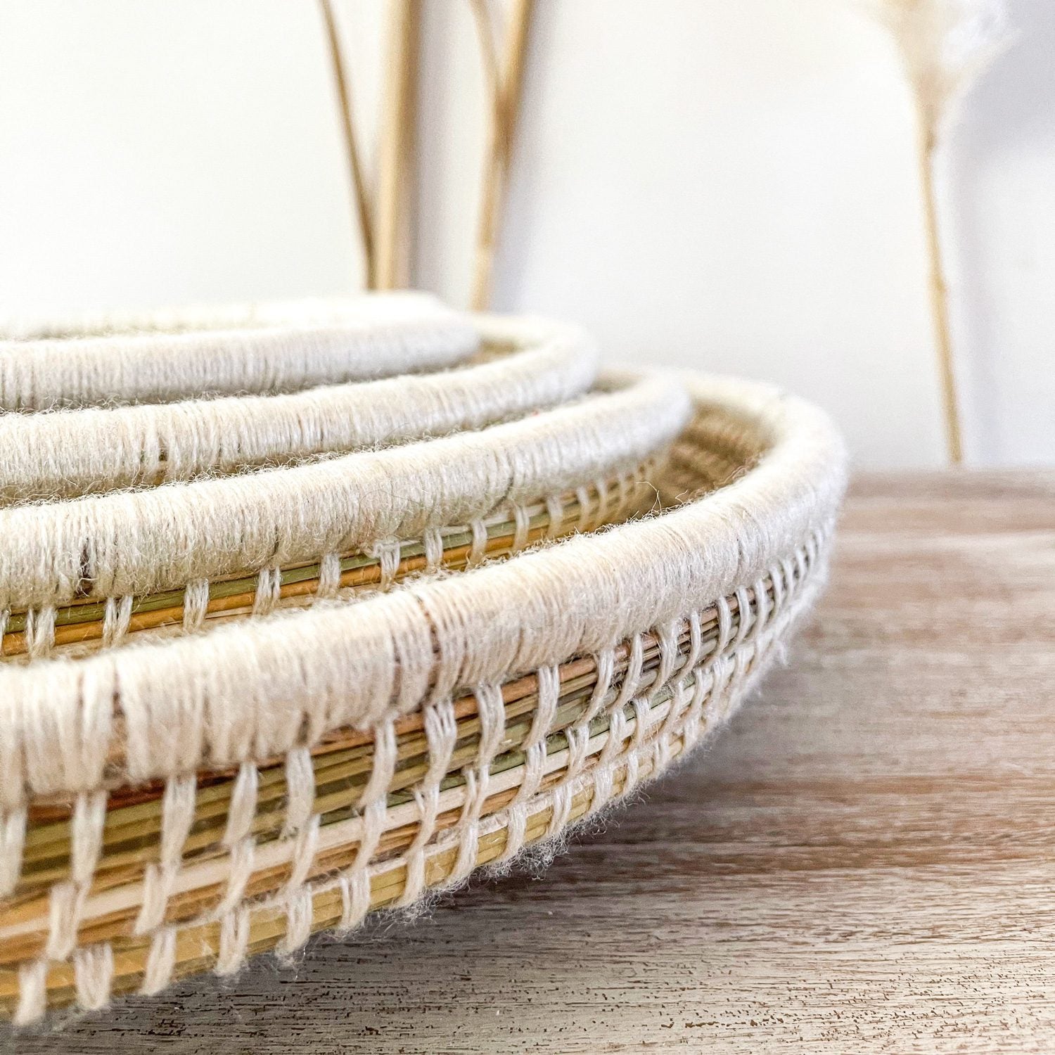 set-de-4-platos-de-fibra-natural-y-hilo-blanco-8