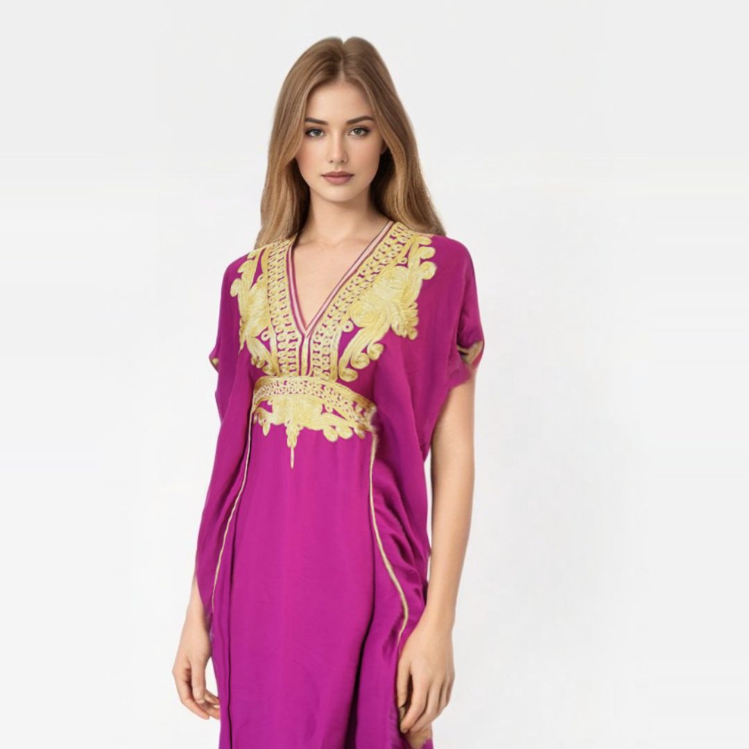 Vestido kaftan magenta con Diseños Dorados