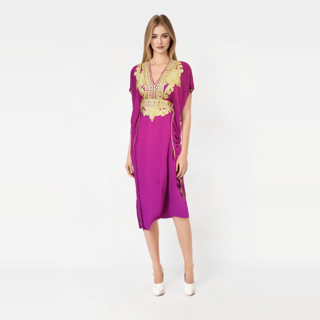 Vestido kaftan magenta con Diseños Dorados